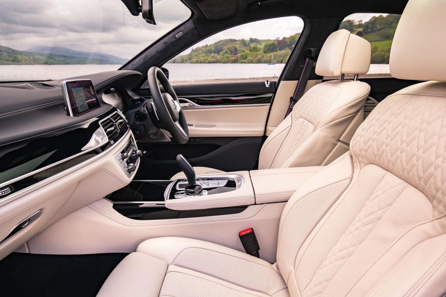 Интерьер BMW 750i xDrive M Sport (G11) 2019 года  (UK) (фото 28 из 34)